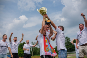 Piłkarze Błękitnych 1947 Tarnów świętują awans do klasy "A"